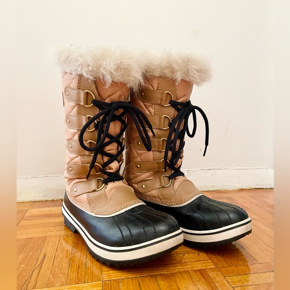 Sorel Joan of Arc Snow Boots - Size 8.5